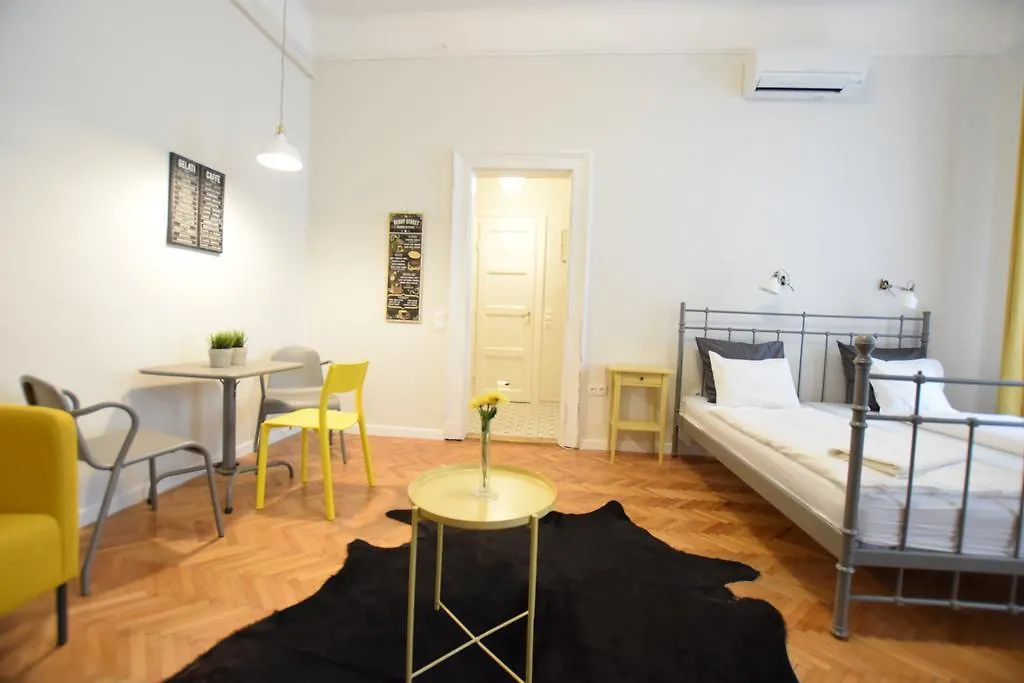 Standard Apartment By Hi5 - Chainbridge Budapest 0*,  Hungría