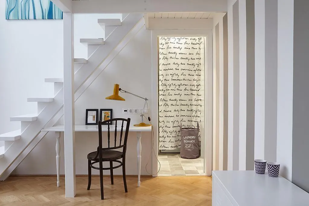 Standard Apartment By Hi5 - Chainbridge Budapest 0*,  Hungría